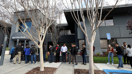 Материнская компания SVB подала заявление о банкротстве — RT World News