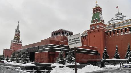 Мужчина, ищущий «отпущения грехов», пытается проникнуть в могилу Ленина — СМИ — RT Россия и бывший Советский Союз