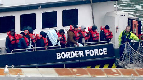 Премьер-министр Великобритании представит законопроект против предоставления убежища — RT World News
