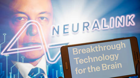 Регулятор США отверг эксперименты Маска с человеческим мозгом — СМИ — RT World News