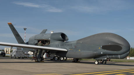 США возобновляют полеты беспилотников в Черное море, но соблюдают дистанцию ​​— RT World News