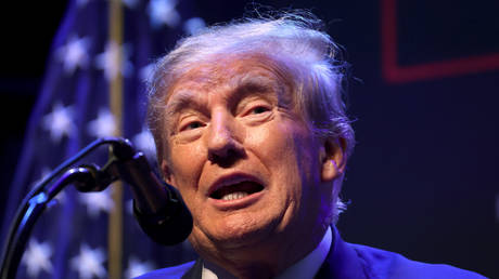 Трамп предсказывает арест из-за выплаты Сторми Дэниелс — RT World News