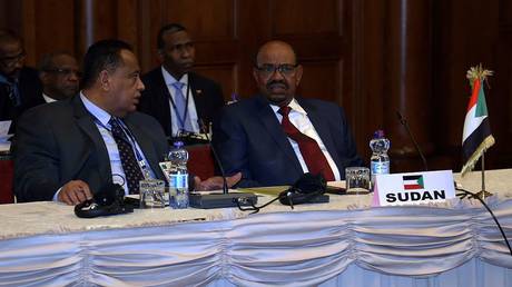 Свергнутый президент Судана и его сторонники вышли из тюрьмы из-за бушующих боев — RT Africa