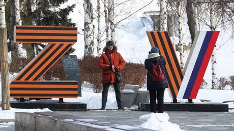 Украина ограничивает использование букв «Z» и «V» на автомобильных номерах — RT Россия и бывший Советский Союз