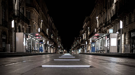 Автомобиль врезался во французскую толпу — СМИ — RT World News