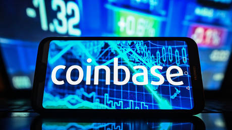 Coinbase угрожает покинуть США — RT World News