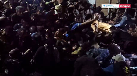 Десятки людей раздавлены на благотворительной акции — RT World News