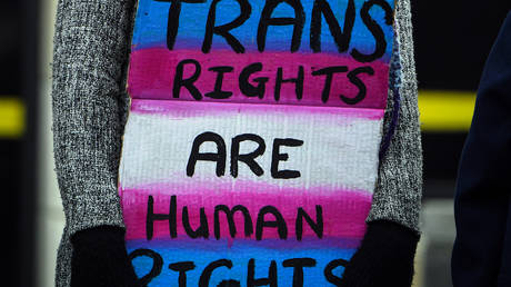 Калифорнийский университет поддержал жестокие беспорядки против пловца — RT World News