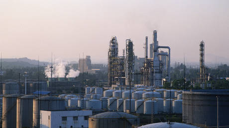 Крупные НПЗ Китая скупают российскую нефть — Reuters — RT Business News