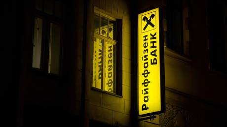 Райффайзен Банк готов уйти из России под давлением Запада — RT Business News