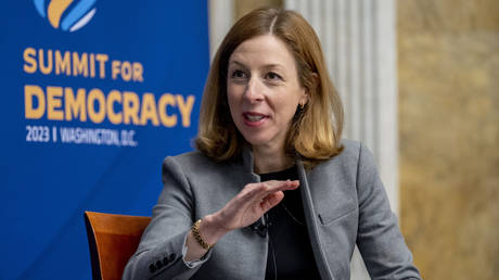 США угрожают соседу России — RT World News