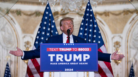 Трамп осуждает арест в речи в Мар-а-Лаго — RT World News