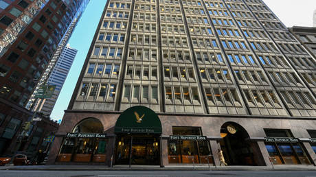 Банк First Republic арестован американскими регуляторами — RT Business News