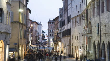 Итальянцы видят, что их богатство резко падает — RT Business News