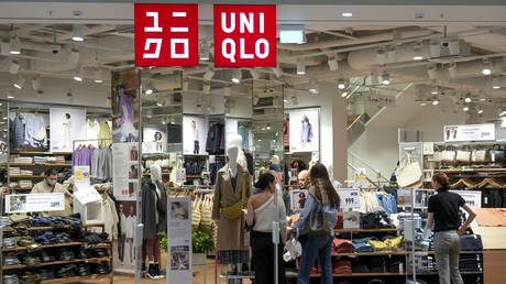 Японский производитель одежды думает об уходе из России — КоммерсантЪ — RT Business News