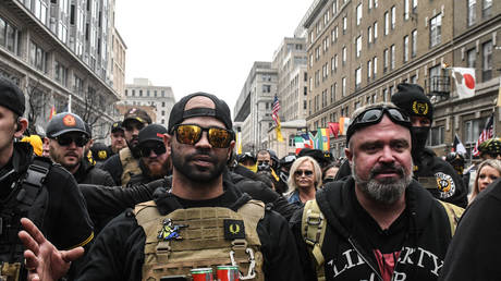 Лидеры Proud Boys признаны виновными в заговоре 6 января — RT World News