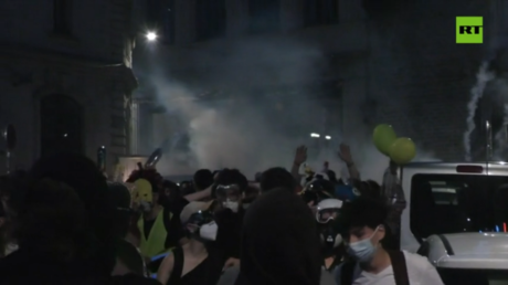 Полицейский участок и мэрия подверглись вандализму на фоне протеста против пенсионной реформы (ВИДЕО) — RT World News