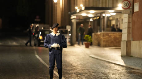 Полиция Ватикана открыла огонь по злоумышленнику — RT World News