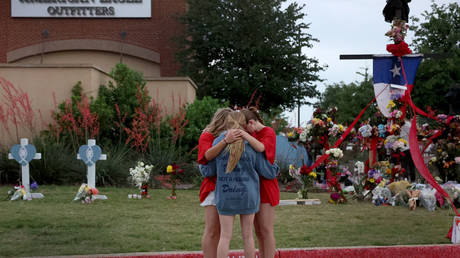 Полиция спекулирует на убеждениях стрелка из торгового центра в Техасе — RT World News