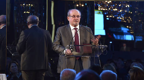 Рушди критикует книжных издателей за цензуру — RT World News