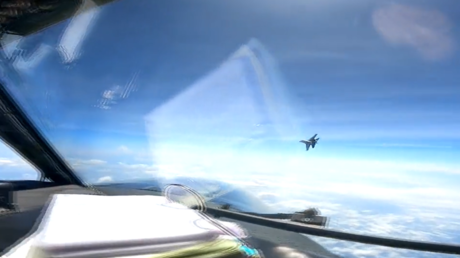 США заявляют о «непрофессиональном перехвате» китайским истребителем — RT World News