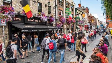 Страна ЕС раскрывает цену кризиса с беженцами — RT Business News