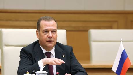 Великобритания «де-факто» находится в состоянии войны с Россией — Медведев — RT Россия и бывший Советский Союз