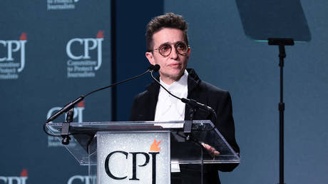 Журналист из США подал в отставку после отмены панели российских писателей — RT World News