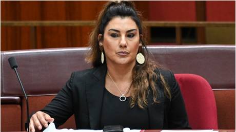 Австралийскому сенатору приказали прикрыть «неподходящую» футболку — RT World News