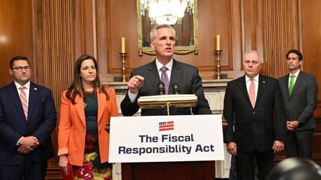 Палата представителей США одобрила законопроект о повышении потолка госдолга — RT World News