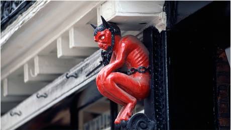 Польша отказалась от «сатанинского автобуса» после протестов — RT World News