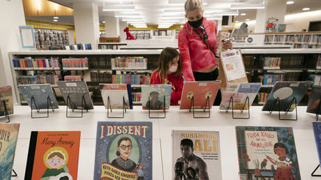 Штат США накажет «пристрастных» книжных запретов — RT World News