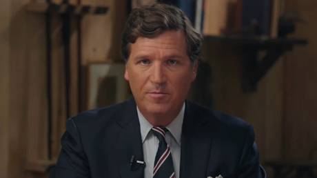 Такер Карлсон критикует правительство США за скандал с сетью педофилов — RT World News