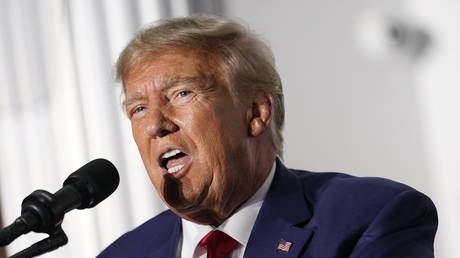 Трампу запретили делиться доказательствами по делу о секретных документах — RT World News