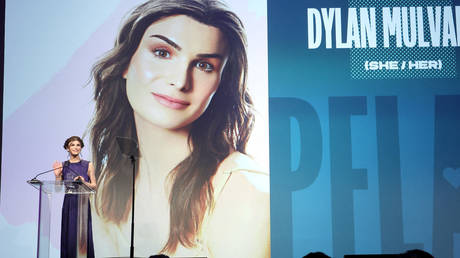 Влиятельный трансгендер раскритиковал Bud Light в первом публичном заявлении после фиаско с рекламой — RT World News