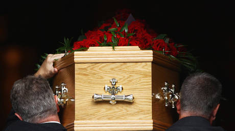 Женщина, очнувшаяся во время собственных похорон, скончалась в больнице — RT World News