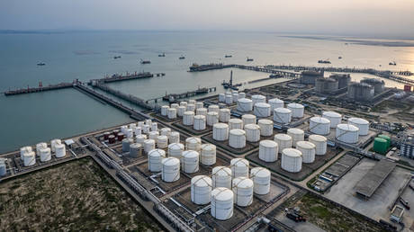 Азиатские компании сокращают закупки СПГ в России — Bloomberg — RT Business News