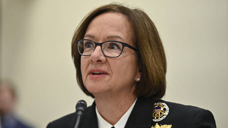 Байден бросает вызов Пентагону, чтобы выдвинуть кандидатуру женщины на пост главы ВМС — RT World News