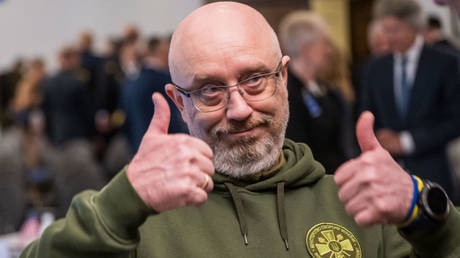 Глава Минобороны Украины обещает новые атаки на Крым — RT World News