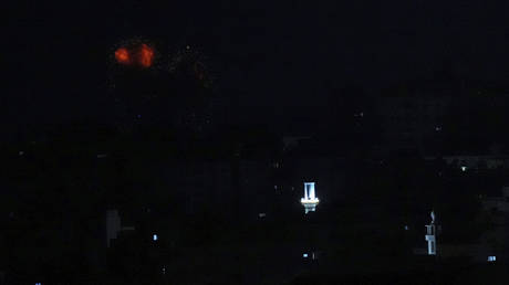 Израиль наносит авиаудары по Газе — RT World News