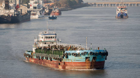 Оживление покупок нефти Индией достигло нового максимума — RT Business News