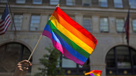 Парикмахерская запрещает небинарных клиентов — RT World News