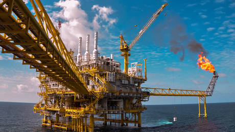 Сокращение добычи нефти и газа будет «опасным» — Shell — RT Business News