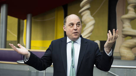 Уоллес из Великобритании подтверждает уход из политики — RT World News