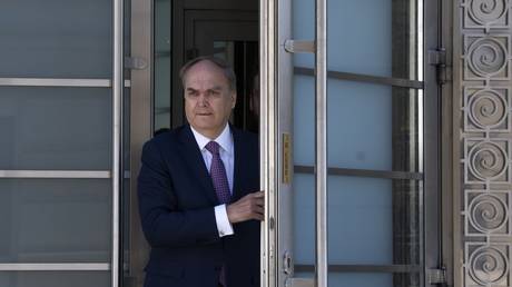 Зеленский «тащит всю планету» в ад — российский посол — RT World News