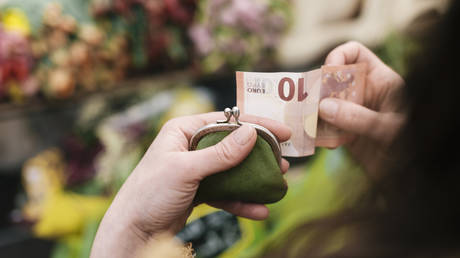 EU state wants to enshrine ‘right to cash’ in constitution — RT Business News