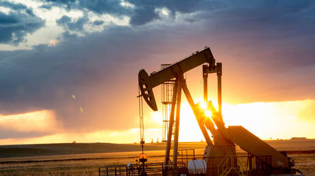 OPEC oil production tumbles – Bloomberg — RT Business News