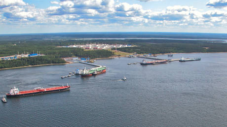 Russian oil exceeds Western price cap — RT Business News