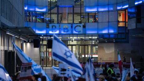 BBC takes six reporters off air over ‘pro-Palestine’ stance — RT World News