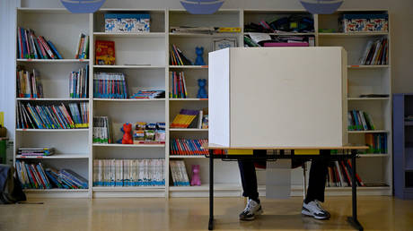 German voters deal blow to ruling party — RT World News